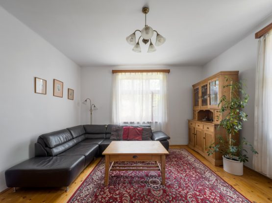 obývací pokoj s restaurovaným příborníkem