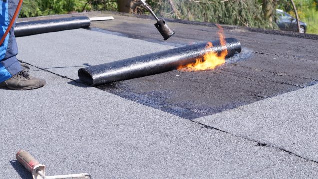 navařování asfaltových pásů na plochou střechu