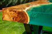 stolová deska ze dřeva a epoxidové pryskyřice