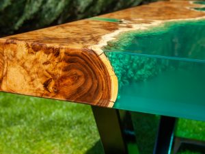 stolová deska ze dřeva a epoxidové pryskyřice