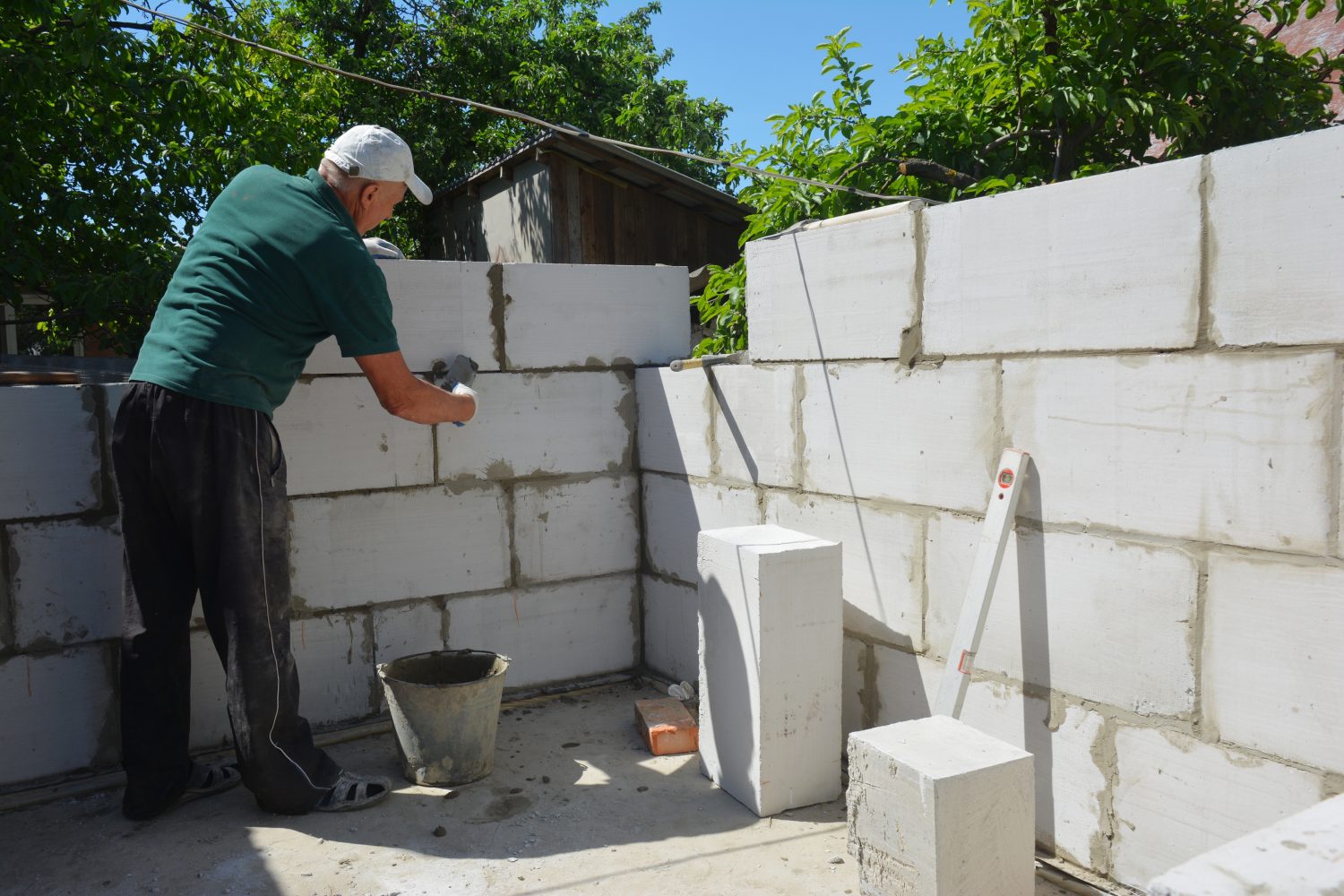 Z lehkých pórobetonových tvárnic postavíte celý dům svépomocí bez těžké techniky